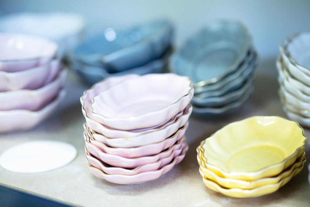 Gotowe owalne miseczki z porcelany (Fot. Robby Cyron)