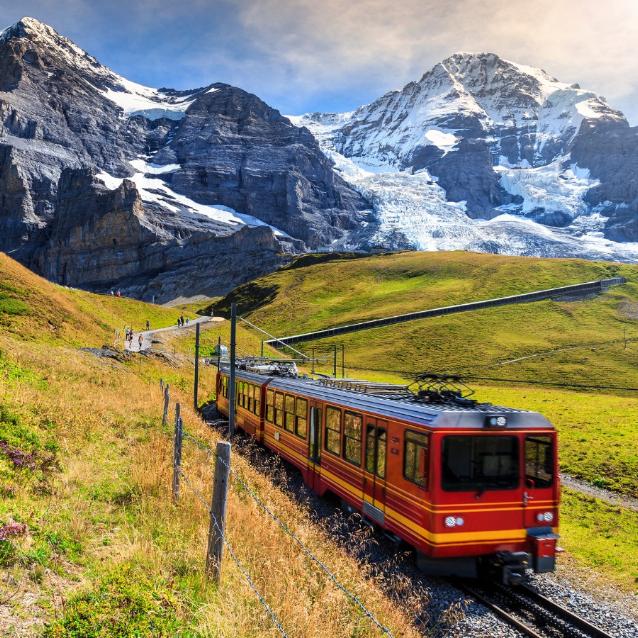 Słynny elektryczny pociąg turystyczny. Wyjeżdża ze stacji Jungfraujoch do Kleine Scheidegg, Oberland Berneński. (Fot. iStock)