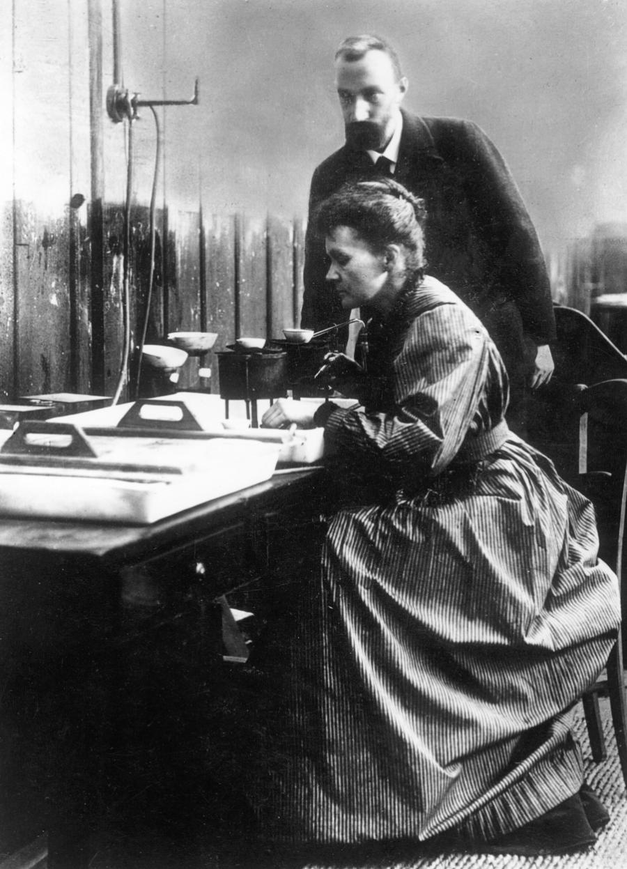 Maria Skłodowska-Curie i Piotr Curie w swoim laboratorium w Paryżu. (Fot. Getty Images)