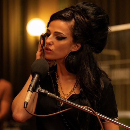 Marisa Abela jako Amy Winehouse w filmie „Back to Black. Historia Amy Winehouse” w reżyserii Sam Taylor-Johnson (Fot. materiały prasowe Kino Świat)
