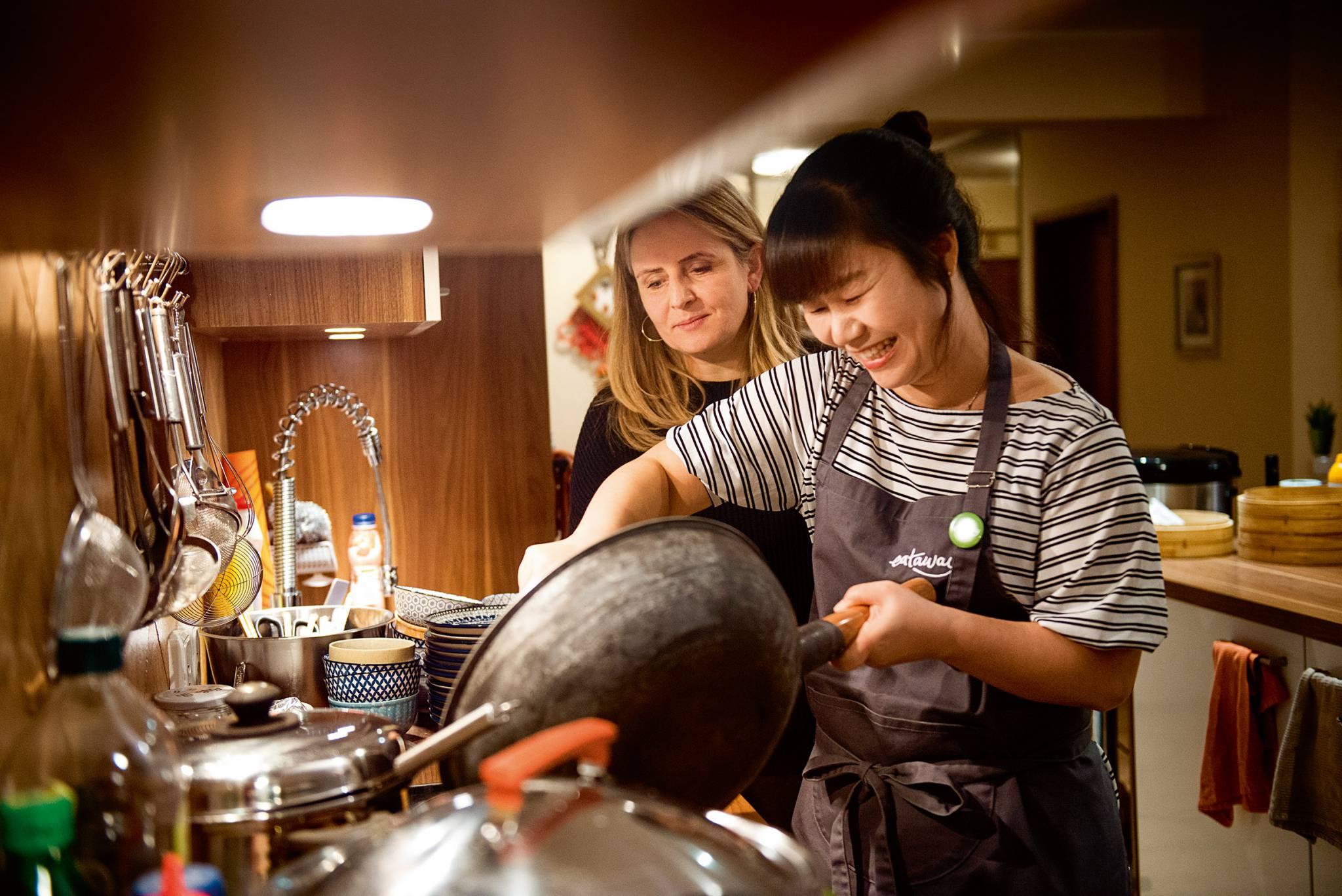  Przygotowywanie kolacji koreanskiej – Marta Bradshaw, obok królowa kuchni koreańskiej Mira. (Fot. Bartosz Siedlik)