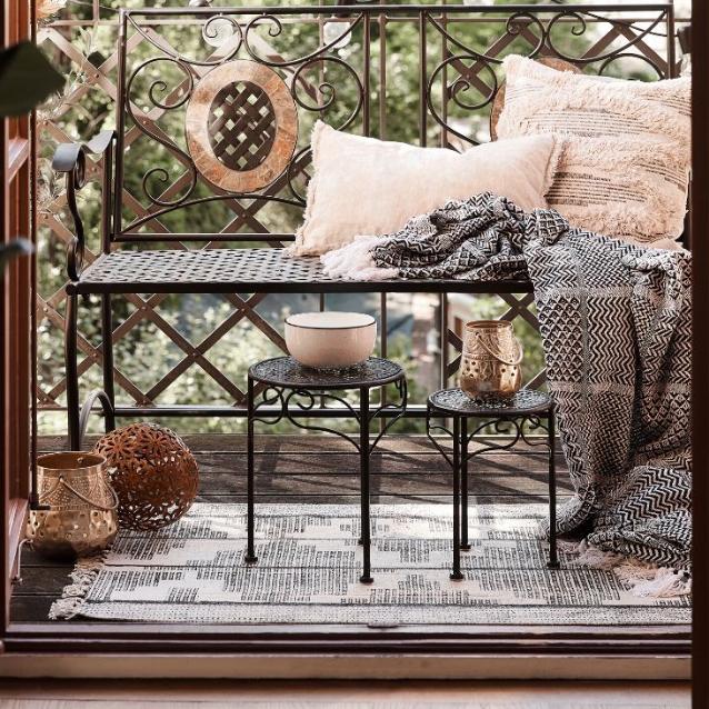Orientalne lampiony, świece zapachowe, poduszki, dywanik –  balkon może być  dobrym miejscem do relaksu. (Fot. Westwing, westwingnow.pl)