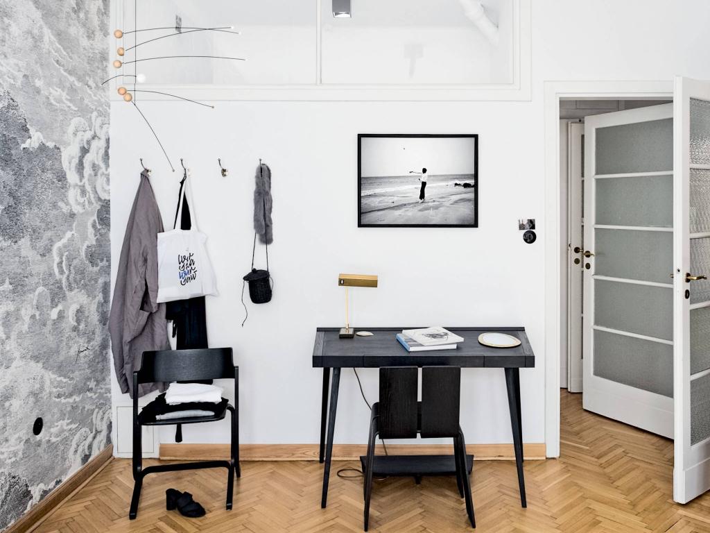  Miejsce do pracy w sypialni. Biurko wykonał i zaprojektował na zamówienie Aleksander Oniszh, a czarne krzesła to Hay. (Fot. Jakub Pajewski)
