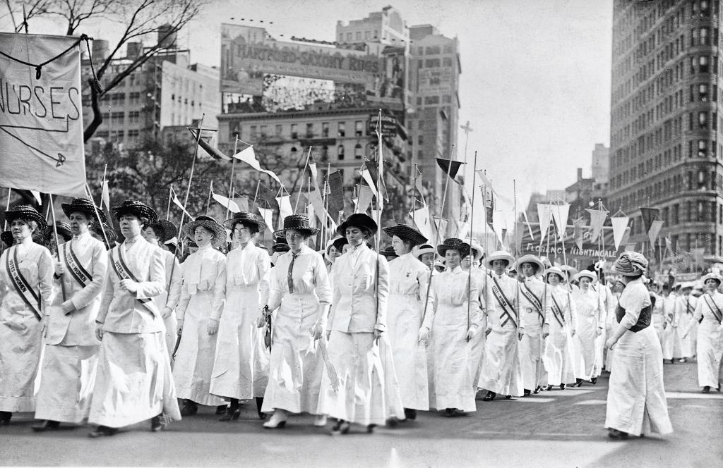 Protestujące pielęgniarki, ubrane w białe kostiumy i przepasane szarfami z napisem „Votes for Women” (ang. Głosy na kobiety) podczas demonstracji w Nowym Jorku w 1913 roku (Fot. Getty Images)