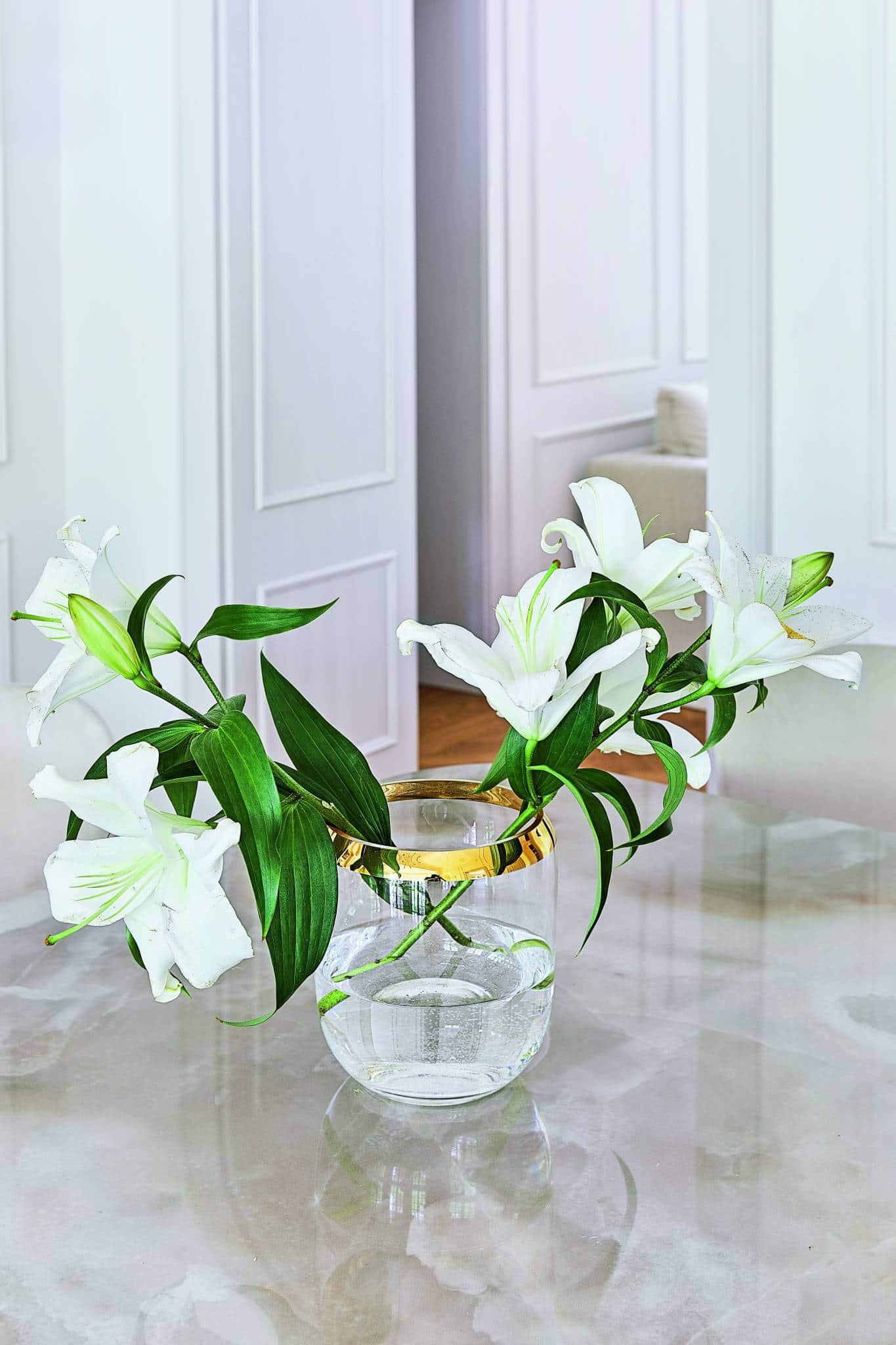  W mieszkaniu zawsze stoi kilka wazonów z kwiatami pochodzącymi z podwórza monachijskiej kamienicy (Fot. materiały prasowe)