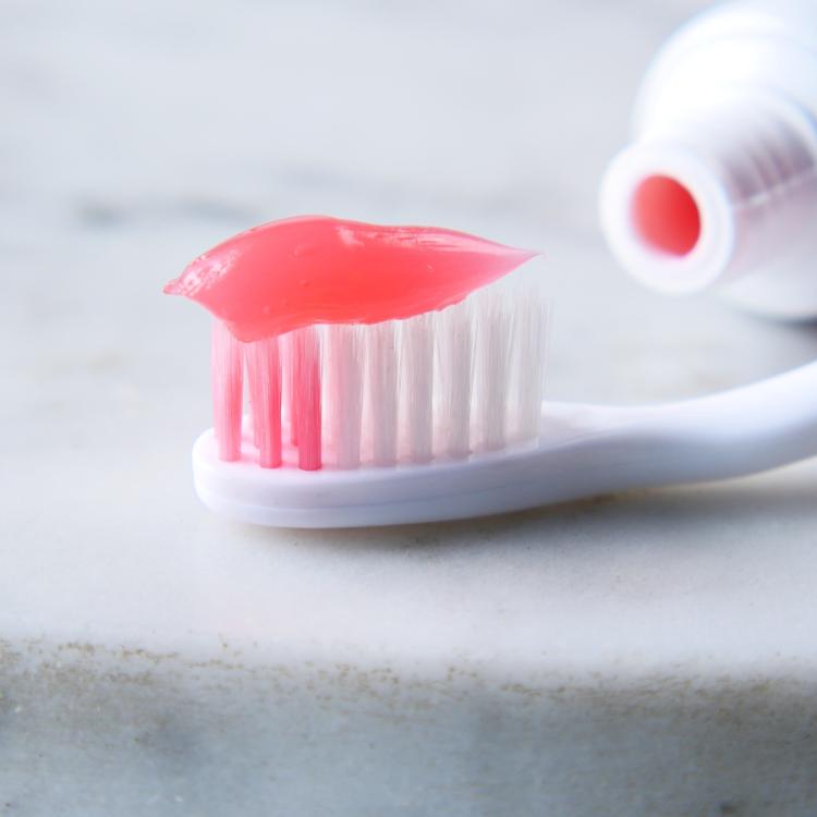 Podstawowymi składnikami past do zębów są substancje ścierne, polerujące i pieniące. (Fot. materiały partnera)