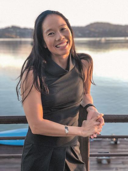 Bonnie Tsui: dziennikarka i autorka książek. W 2020 r. magazyn „Time” zaliczył jej książkę „Dlaczego pływamy” w poczet „100 tytułów, które musisz przeczytać”. Mieszka, pływa i surfuje w rejonie zatoki San Francisco. (Fot. materiały prasowe/ Lynsay Skiba)