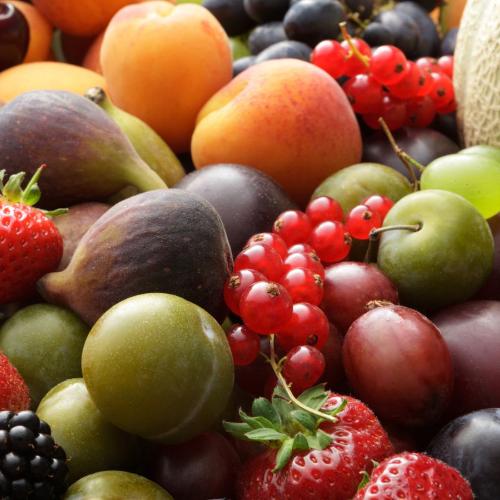 Świeże, letnie owoce są bezcennym źródłem witamin oraz składników odżywczych. (Fot. iStock)