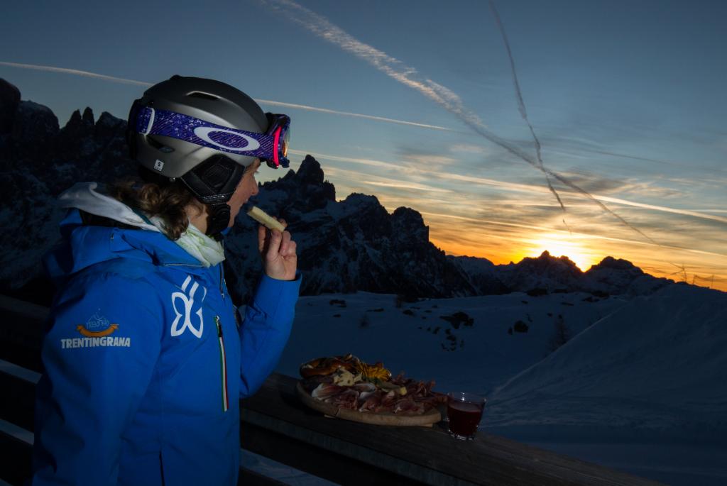 Sunrise Ski, czyli jazda na nartach o wschodzie słońca połączona ze śniadaniem na stoku w towarzystwie instruktorów (Fot. Enrica Pallaver/visittrentino.info)