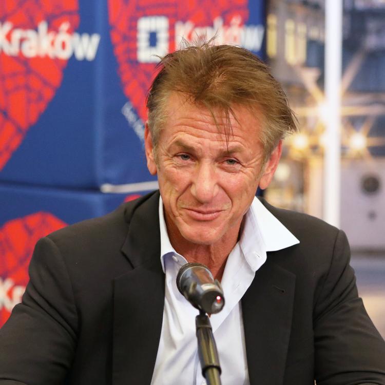 Sean Penn podpisał z prezydentem Krakowa Jackiem Majchrowskim porozumienie o współpracy w zakresie pomocy ukraińskim uchodźcom. (Fot. Jan Graczynski/East News)