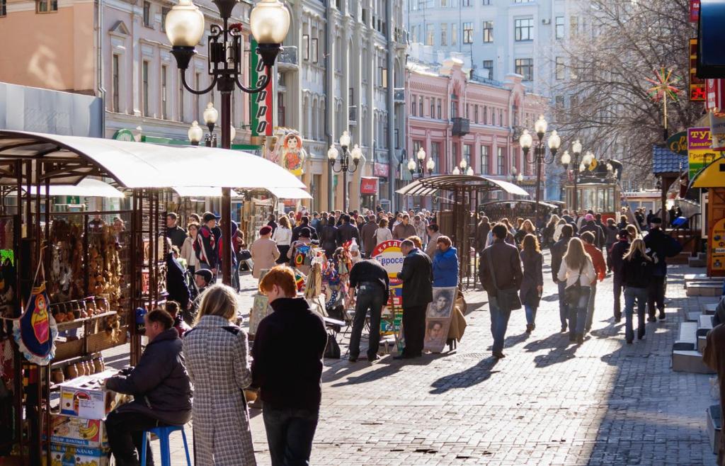 Ludzie idący słynną ulicą Arbat w historycznym centrum Moskwy. (Fot. iStock)