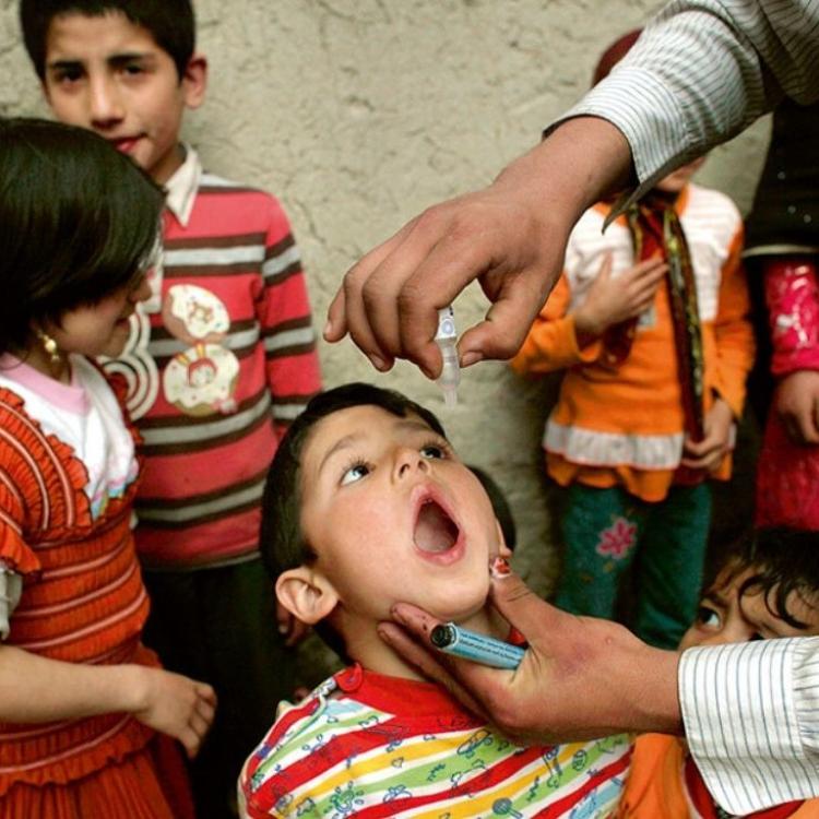 Afganistan. Grupowe szczepienie dzieci przeciw polio. (Fot. Getty Images)
