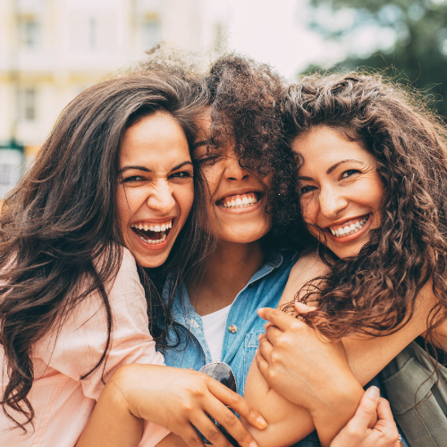 Wyodrębnić możemy trzy podstawowe rodzaje przyjaźni. I tak naprawdę każdy z nich jest dla nas istotny. (Fot. iStock)