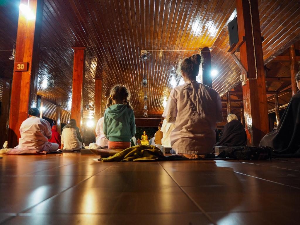 Nauka medytacji w buddyjskim klasztorze, Tajlandia północna (2018) (Fot. Joanna Nowak/Somosdos.pl)