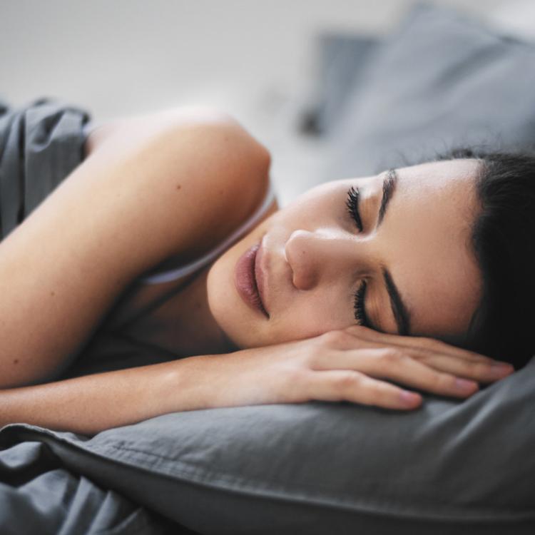 Zaburzenia snu to plaga. Amerykańska Narodowa Fundacja Snu oraz WHO zalecają, aby dorośli spali średnio osiem godzin na dobę. (Fot. iStock)