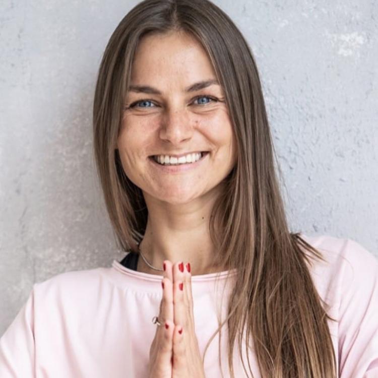 Julita Skórska, nauczycielka medytacji, jogi typu Vinyasa Flow oraz yin & yang, m.in. w warszawskiej Kulturze Fizycznej; Instagram: @julita.skorska (Fot. Kuba Bączkowski, materiały prasowe)