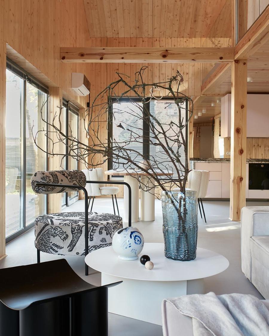 Wnętrze Hawrot Home; fotel i stołek The Good Living, szklany wazon Agnieszka Bar, wazon Biho Asai (Fot. Budzik Studio)