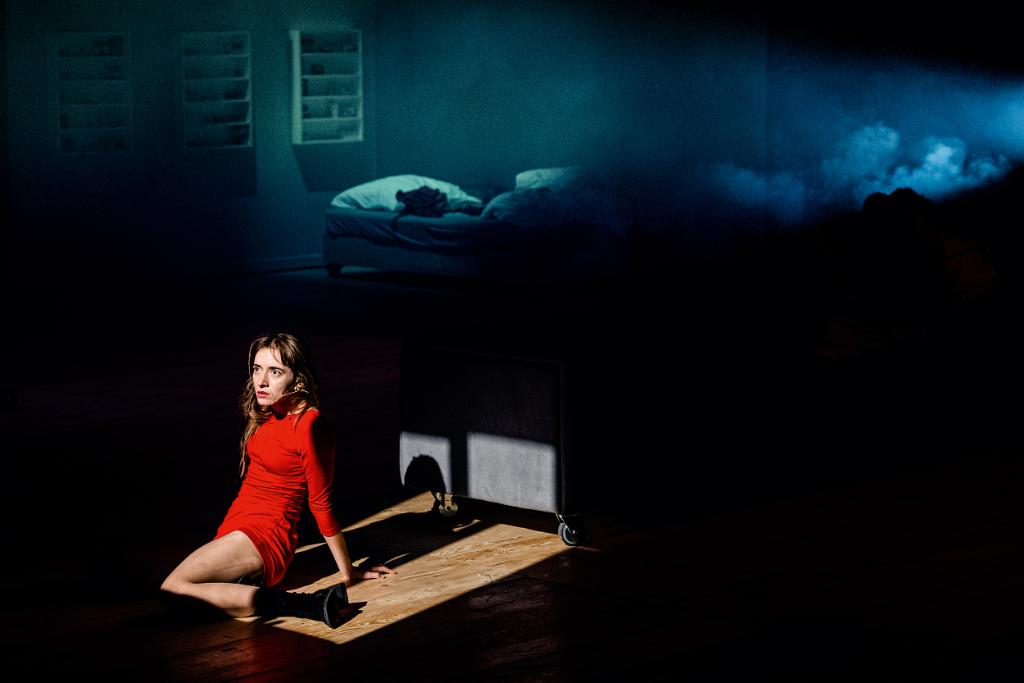 Izabella Dudziak w roli Narratorki; czerwona sukienka to nawiązanie do filmu „Frantic”. (Fot. materiały prasowe)