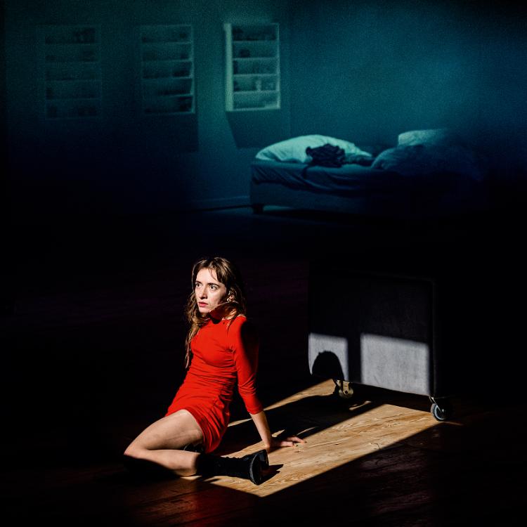 Izabella Dudziak w roli Narratorki; czerwona sukienka to nawiązanie do filmu „Frantic”. (Fot. materiały prasowe)