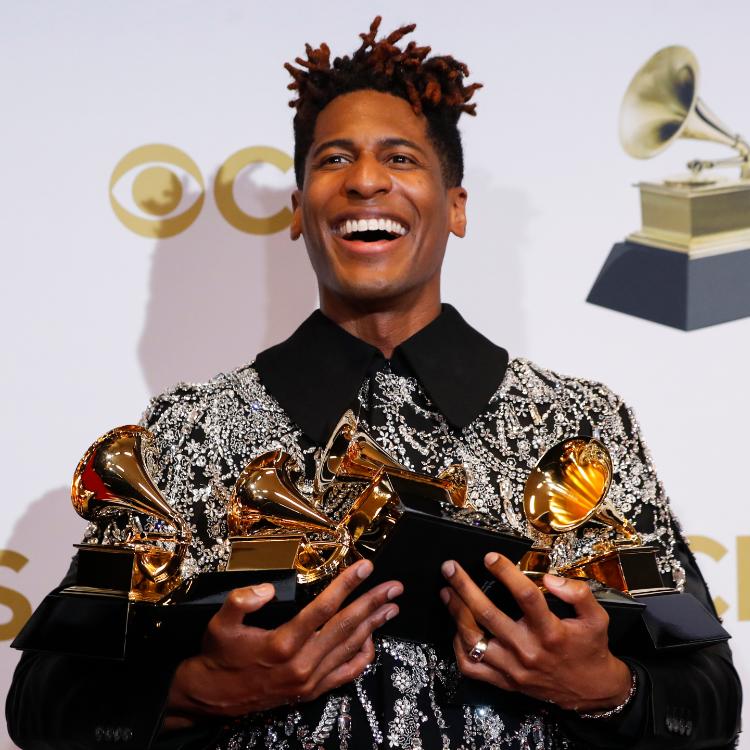 Jon Batiste z pięcioma statuetkami Grammy (Fot. Steve Marcus/Reuters/Forum)