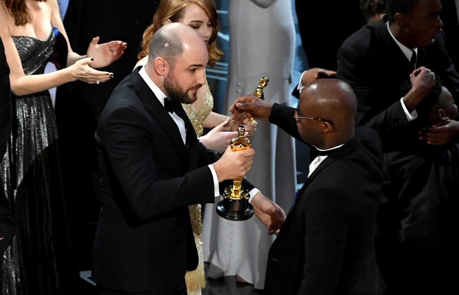 Jordan Horowitz, producent filmu „La La Land”, wręcza Oscara za najlepszy film reżyserowi i scenarzyście filmu „Moonlight” Barry’emu Jenkinsowi, 2017 rok (Fot. Kevin Winter/Getty Images)