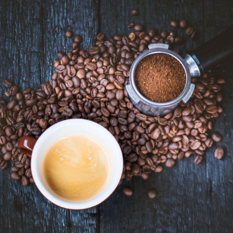 Kawa od niedawna znalazła się jako produkt rekomendowany w piramidzie żywieniowej (Fot. iStock)