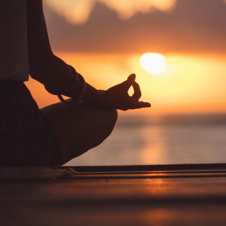 Regularne wchodzenie w stan alfa podczas medytacji zwiększa odporność na codzienne stresy, poprawia koncentrację, regeneruje układ nerwowy i zwiększa pomysłowość. (Fot. iStock)
