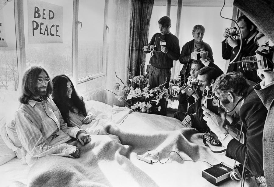 25 marca 1969 roku John Lennon i Yoko Ono przyjmują prasę w hotelu Hilton w Amsterdamie. Para pozostała w łóżku przez siedem dni w ramach protestu przeciwko wojnie i przemocy na świecie. (Fot. Central Press/Getty Images)