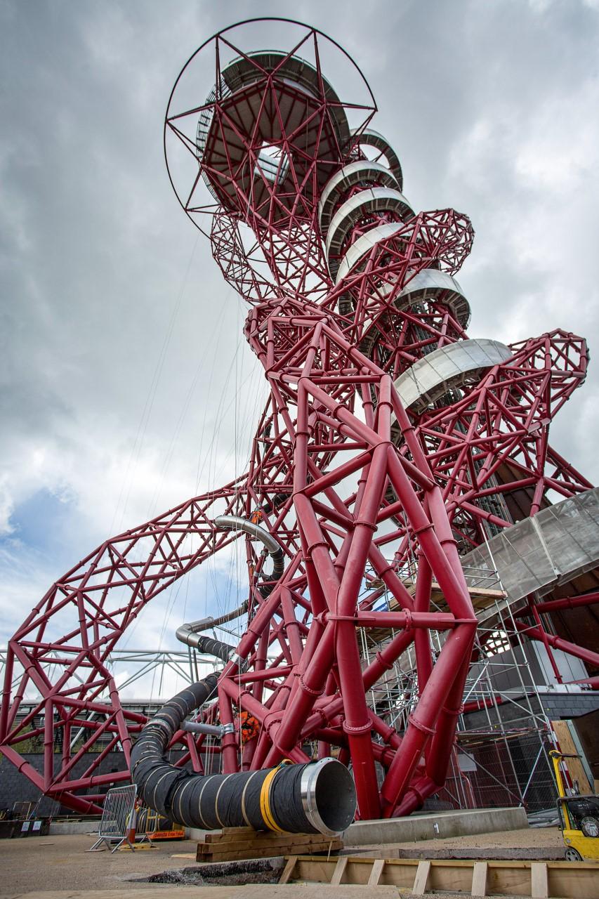 Anish Kapoor, Wieża „Orbit” (2012), także rekordowa, stojąca w londyńskim parku Olimpijskim – to najwyższa rzeźba, jaką kiedykolwiek postawiono w Wielkiej Brytanii. (Fot. Getyy Images)