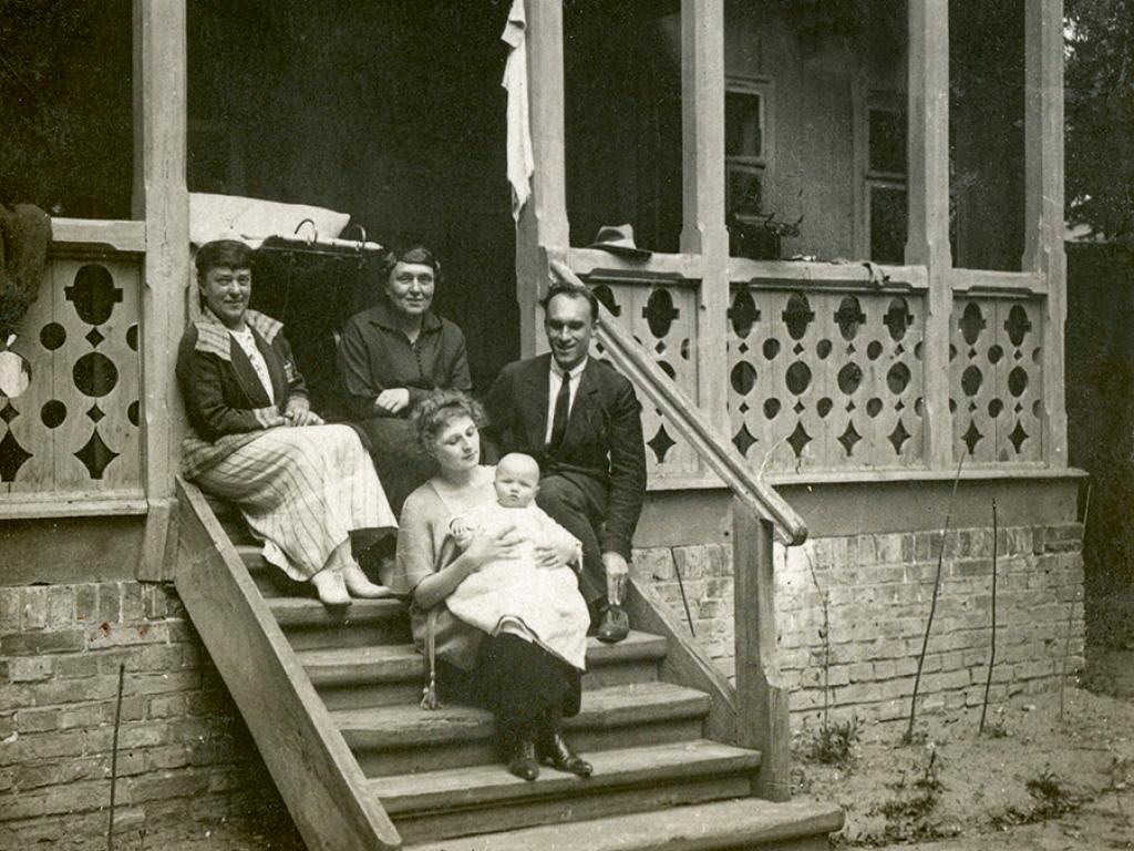 Na archiwalnym zdjęciu Jarosław i Anna Iwaszkiewiczowie z córką Marią – na schodach willi. (zdjęcie archiwalne)