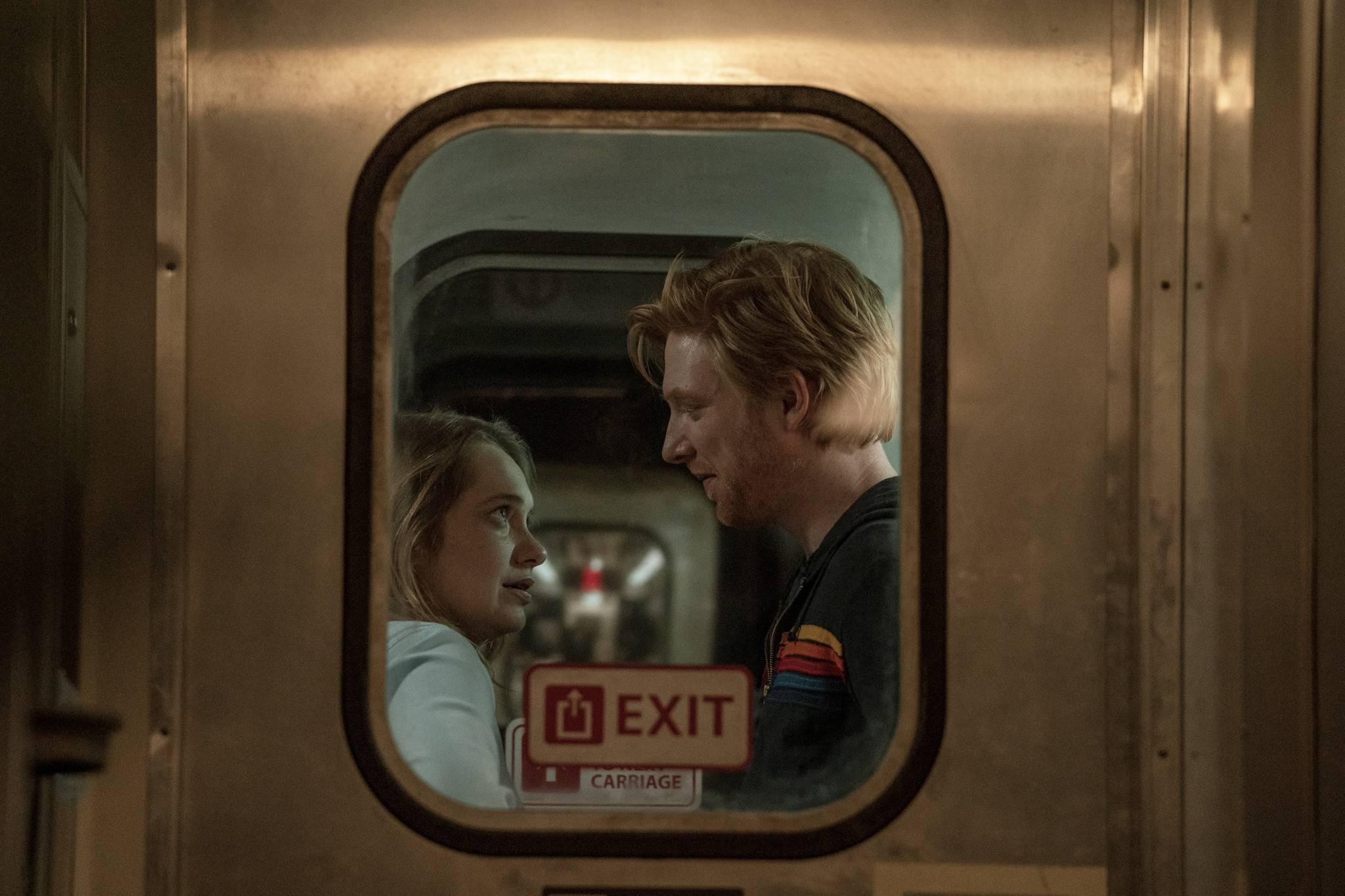  Dawni kochankowie Ruby (Merritt Wever) i Billy (Domnhall Gleeson) wsiadają do pociągu, by patrzeć, jak wszystko zostaje w tyle. (fot. materiały prasowe)