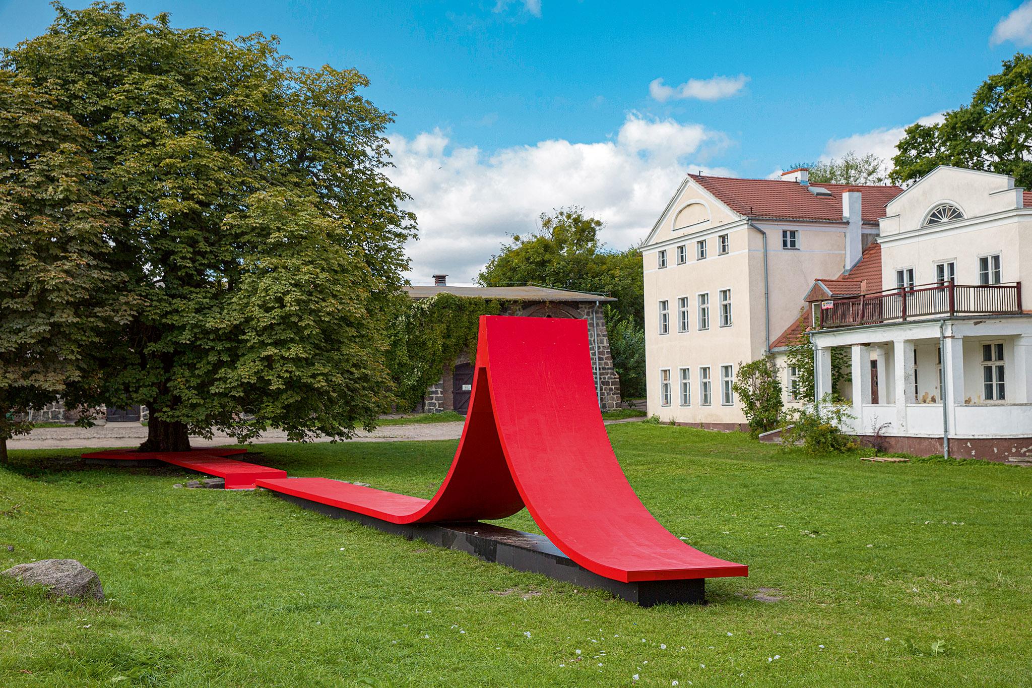 Ława w parku Kolibki autorstwa Filipa Kozarskiego, Gdynia. (Fot. Rafał Kołsut/Traffic Design)