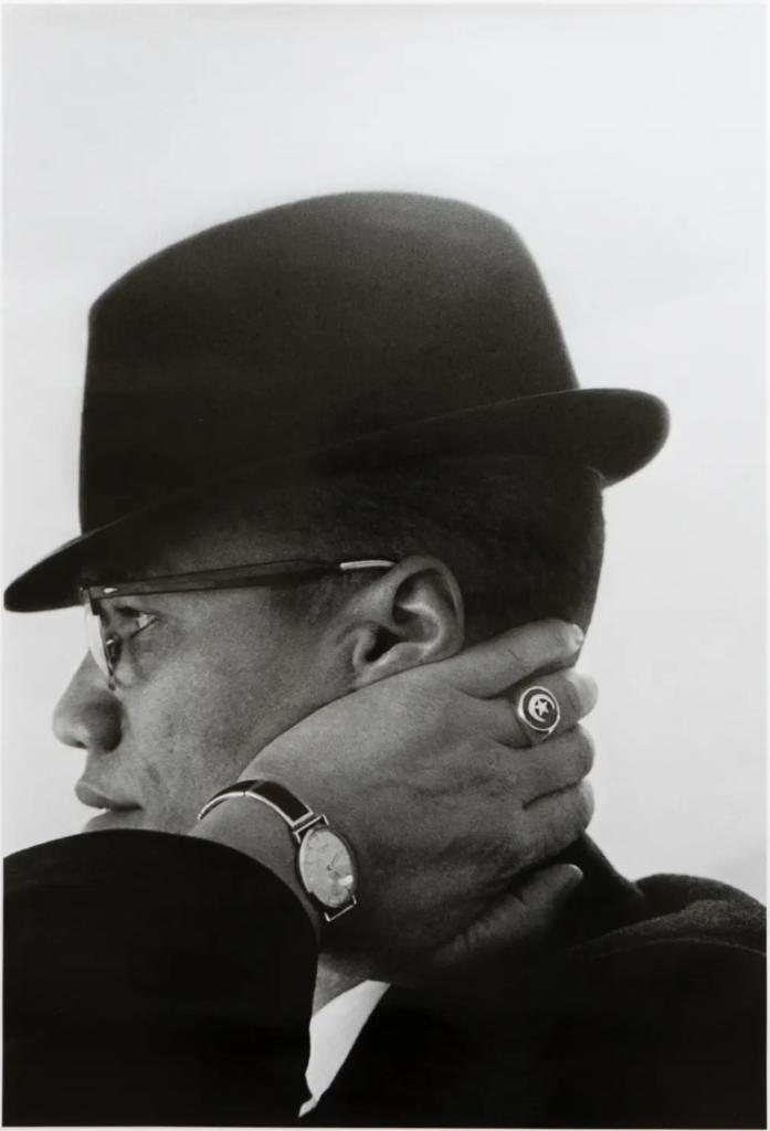Malcolm X, Chicago, Illinois, USA, 1962, Eve Arnold (Fot. Eve Arnold, Magnum Photos/materiały prasowe Muzeum Wiktorii i Alberta)