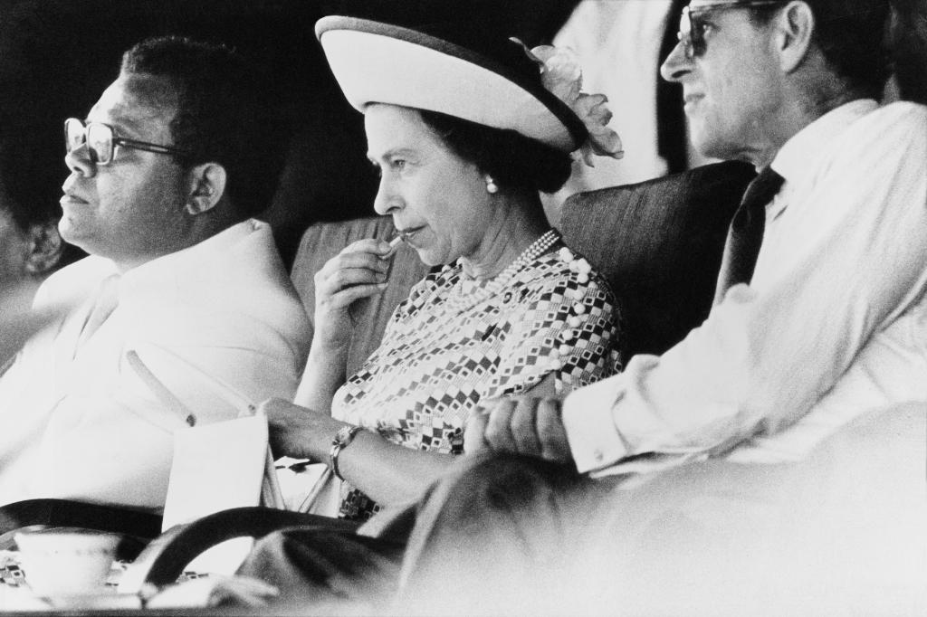 Królowa Elżbieta II poprawia makijaż podczas oficjalnych uroczystości na Fidżi, rok 1977. Elżbieta II w odróżnieniu od swej praprababki i zagorzałej przeciwniczki upiększania, królowej Wiktorii, usta szminkowała regularnie, starannie dobierając kolor pomadki do okazji, stroju lub odcienia królewskich klejnotów. (Fot. Getty Images)