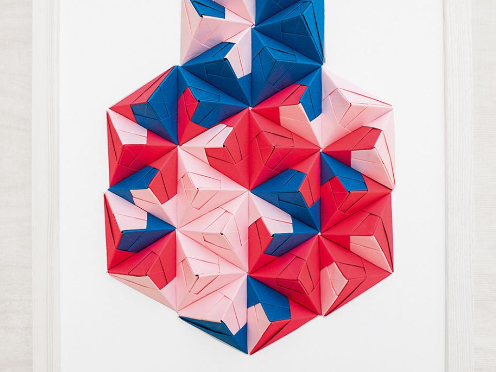  Trójwymiarowy obraz inspirowany twórczością japońskiej artystki Tomoko Fuse, która zajmuje się origami modułowym, łączącym wiele tak samo złożonych elementów. (Fot. Maciej Rukasz)