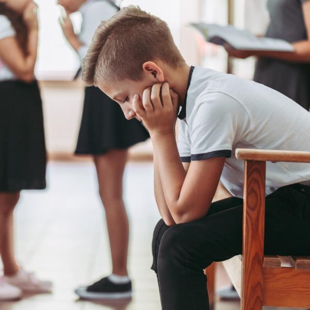 Przemoc szkolna jest, niestety, bardzo powszechnym zjawiskiem. Część dzieci zmaga się z tym problemem przez wiele lat, na różnych etapach swojej edukacji. (fot. iStock)