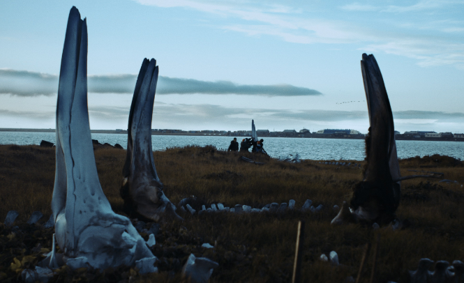 Bohaterami filmu Macieja Cuske „Wieloryb z Lorino” są mieszkańcy osady na Półwyspie Czukockim, którzy zajmują się polowaniem na wieloryby. To opowieść trudnej relacji człowieka z naturą. (Fot. materiały prasowe)