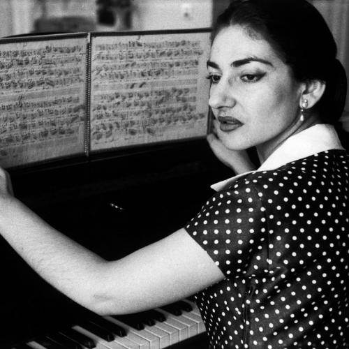 Maria Callas była zawieszona pomiędzy skrajnościami: światowa sława, najbogatszy człowiek świata u boku, ale też ból, samotność i odrzucenie. (Fot. David Seymour/Forum)