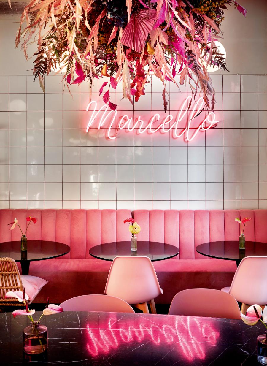Restauracja Marcello, nazywana „najbardziej różowym i instagramowym lokalem w Warszawie”, to pierwszy tak kompleksowy projekt Nicole. We wnętrzu poza kolorami uwagę zwracają także ogromne malowidła sufitowe w stylu Henriego Matisse’a. (Fot. Celestyna Król)