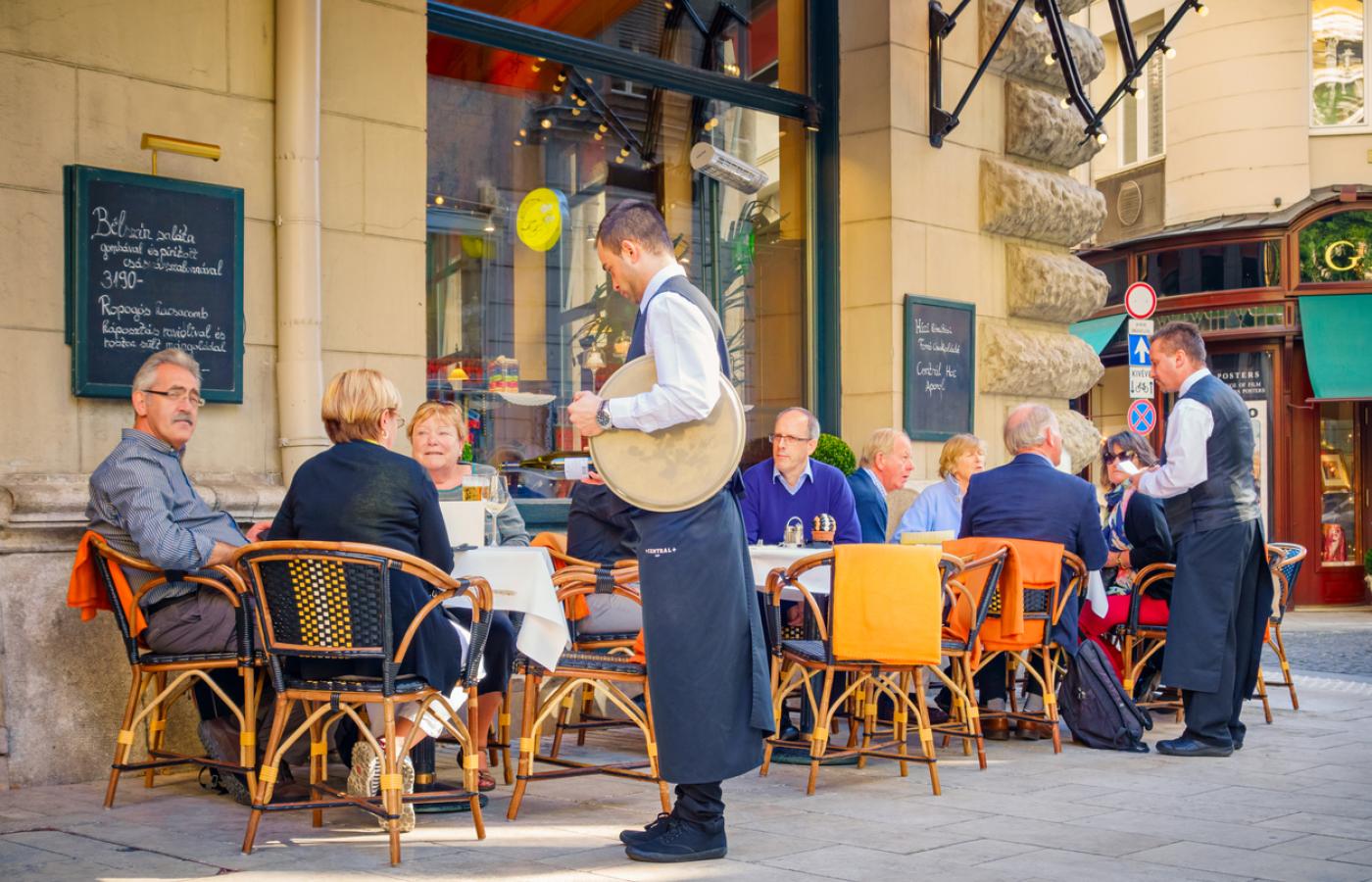 Kawiarnia/ restauracja w centrum Budapesztu (Fot. iStock)