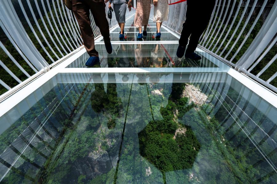 Szklana kładka ma szerokość 2,4 metra; Most Bach Long w Wietnamie (Fot. Forum)