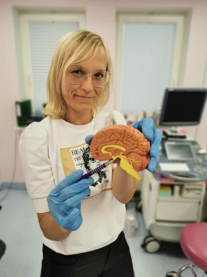 </a> Dr n. med. Luiza Napiórkowska pokazuje na modelu mózgu, gdzie ulokowana jest przysadka (fot. archiwum prywatne)