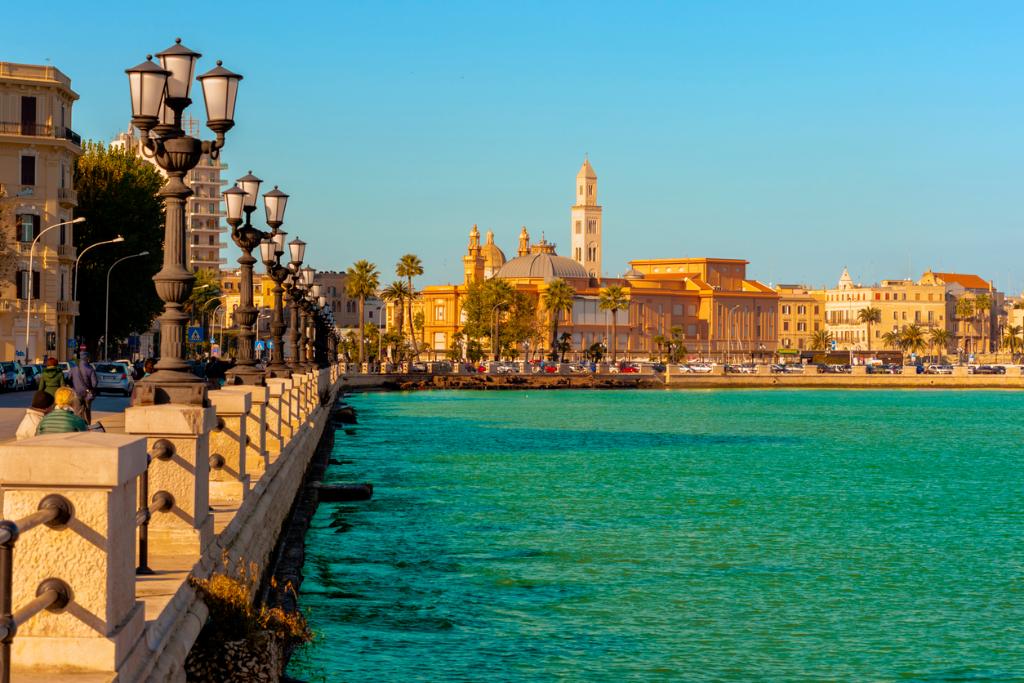 Widok na wybrzeże w Bari (fot. iStock)