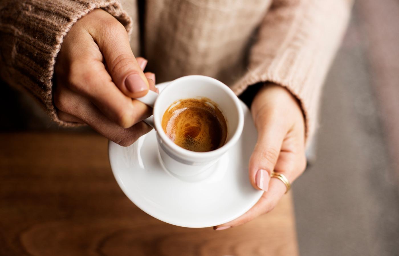 Ile kaw dziennie? Możemy pić nawet 3–5 espresso. Chyba że zafundujemy sobie jedną bardzo mocną kawę. (Fot. iStock)