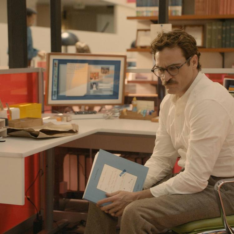 Joaquin Phoenix w roli samotnego pisarza, kadr z filmu \