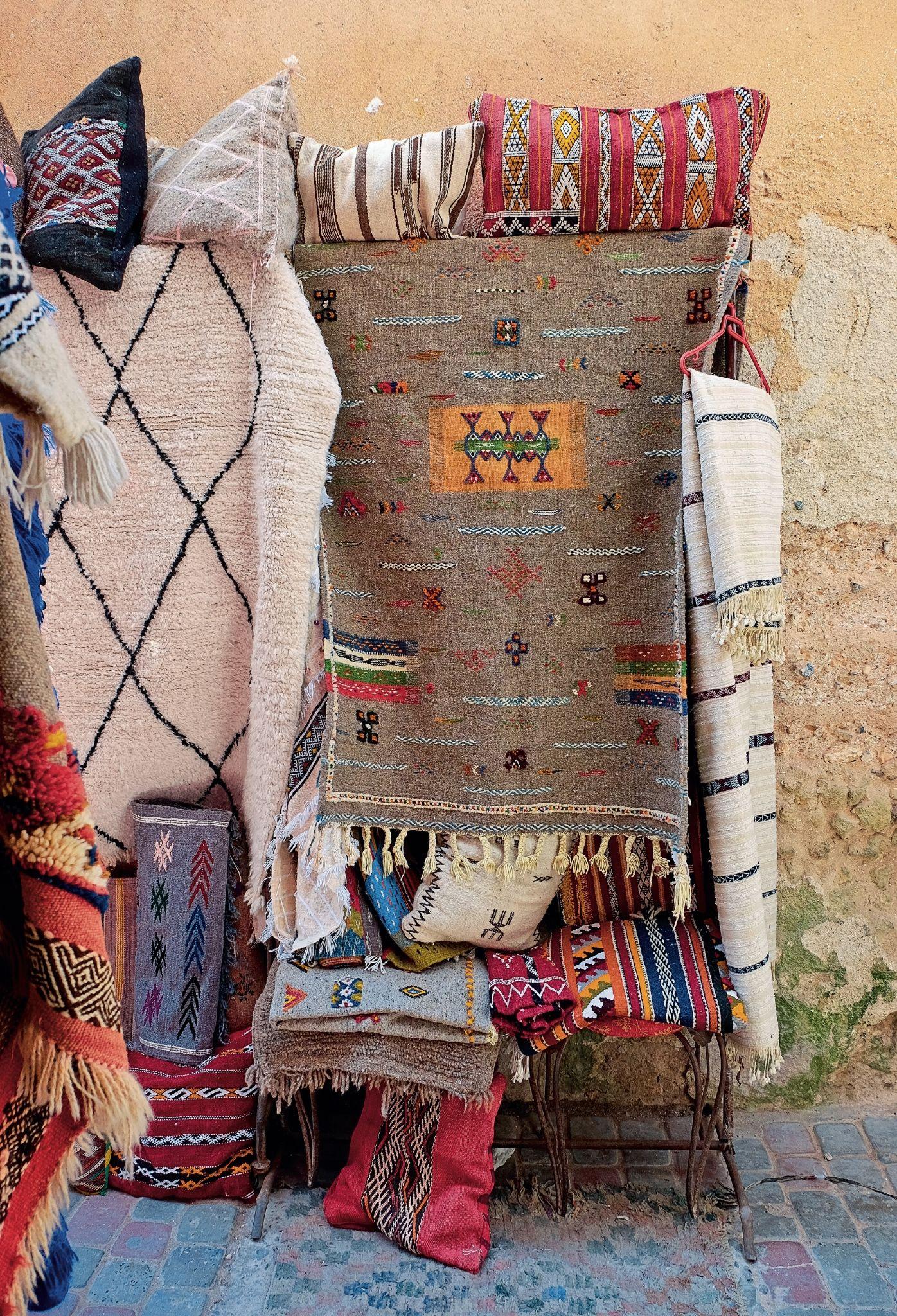  Mięsiste, wełniane dywany i wzorzyste kilimy, tkane przez Berberyjki z gór Atlas, kuszą w medinie na każdym kroku. (Fot. Anna Janowska)
