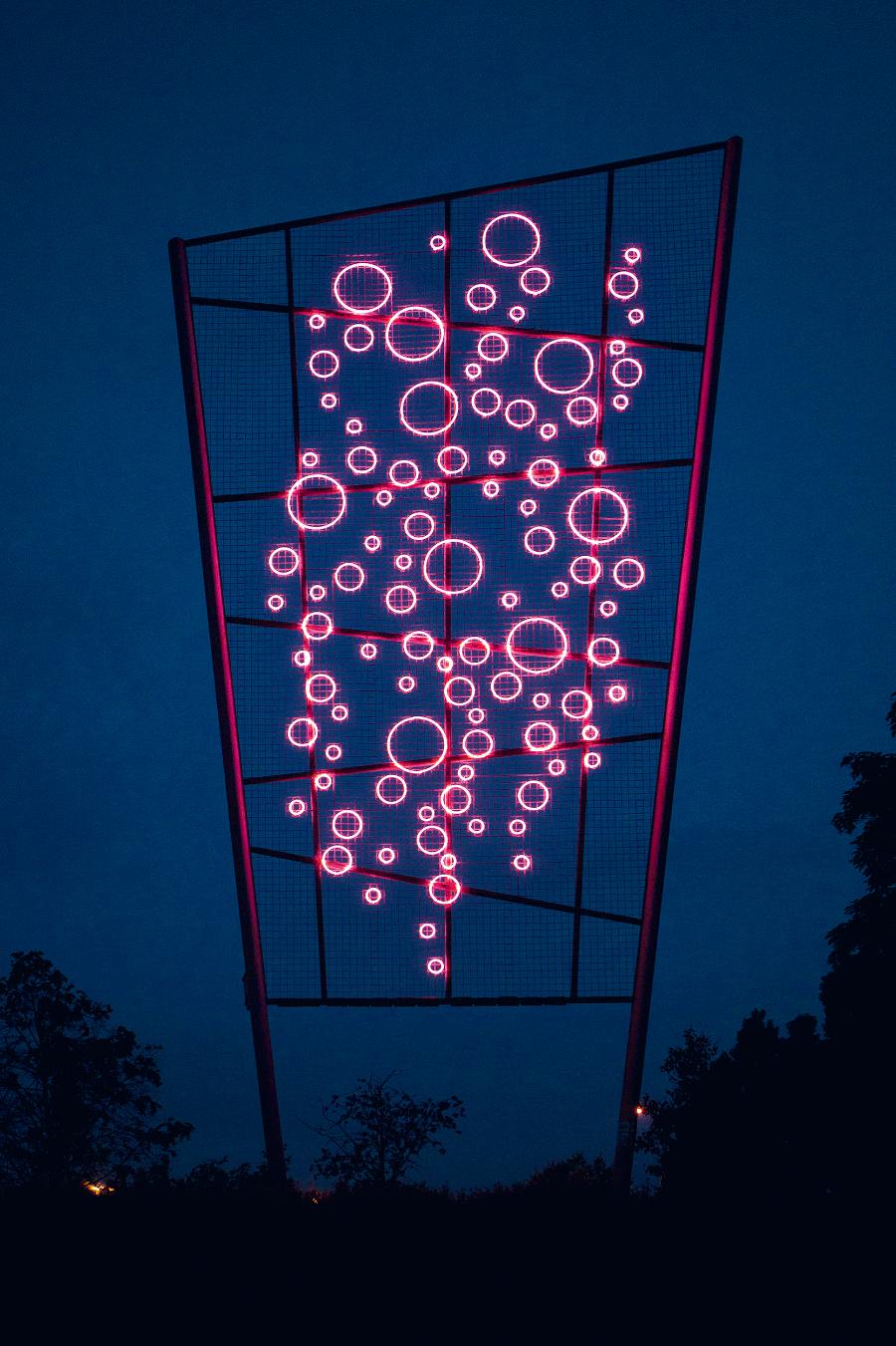 Neon „Światłotrysk” (2009) projektu Maurycego Gomulickiego, który można oglądać na Kępie Potockiej w Warszawie. (Fot.