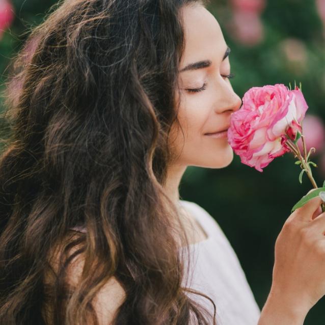 Kwiaty dobrze wpływają na nasze samopoczucie i emocje, a nawet przywracają równowagę psychiczną. (Fot. iStock)