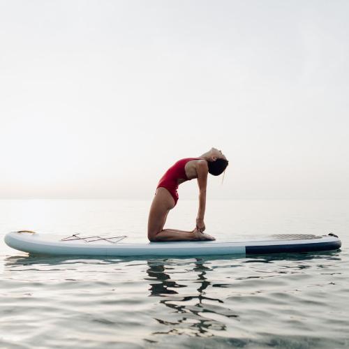 Jeśli ćwiczysz jogę na sali, ta na wodzie będzie dla ciebie okazją do zmiany przyzwyczajeń. (Fot. iStock)
