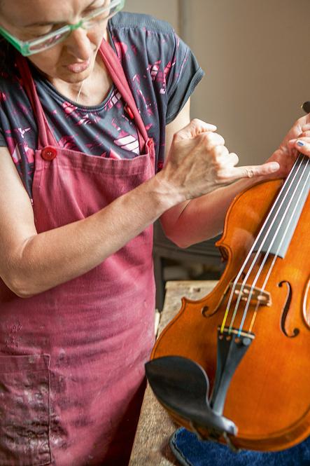 Cecilia Piazzi wyjaśnia, że barokowe skrzypce z czasów Stradivariego mają krótszą szyjkę i brzmią nieco ciszej. (Fot. Julia Zabrodzka)